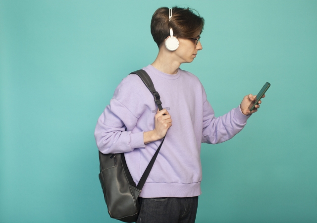 スマートフォンを見ている男性