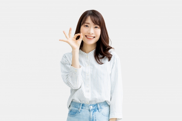 OKポーズをする女性