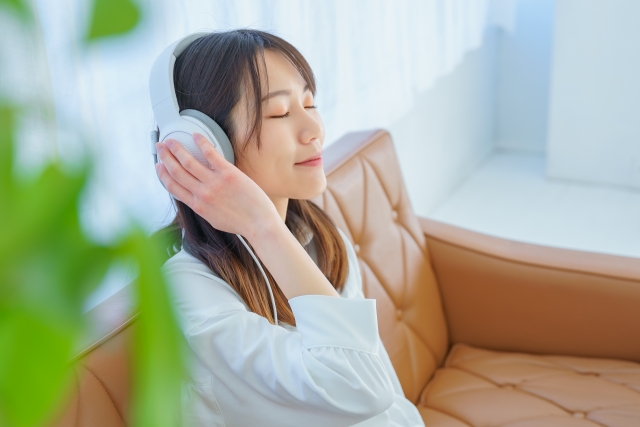 音楽を聴いている女性